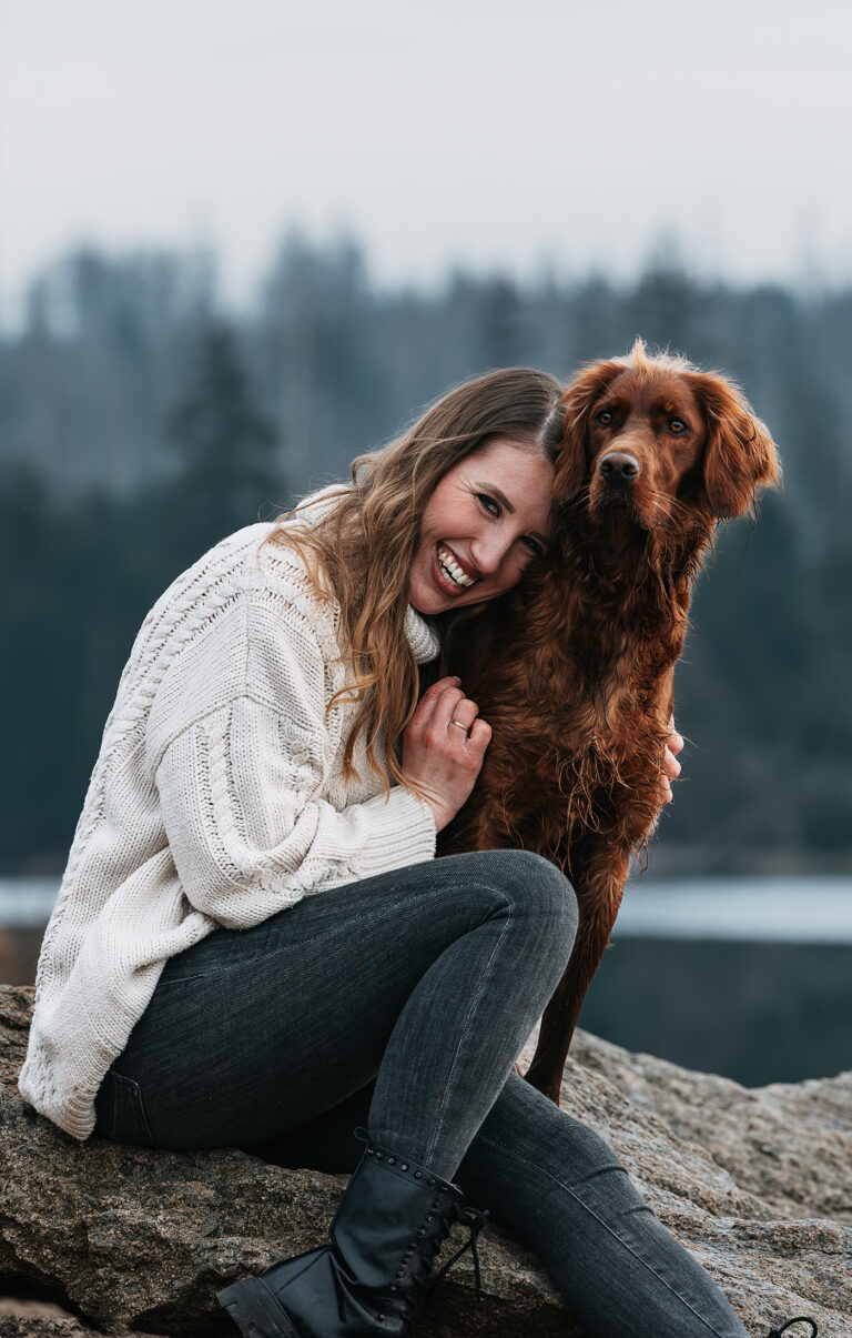 Herzliche Frau mit Irish Setter Hündin im Harz am Oderteich, inniger Moment vor der Kamera