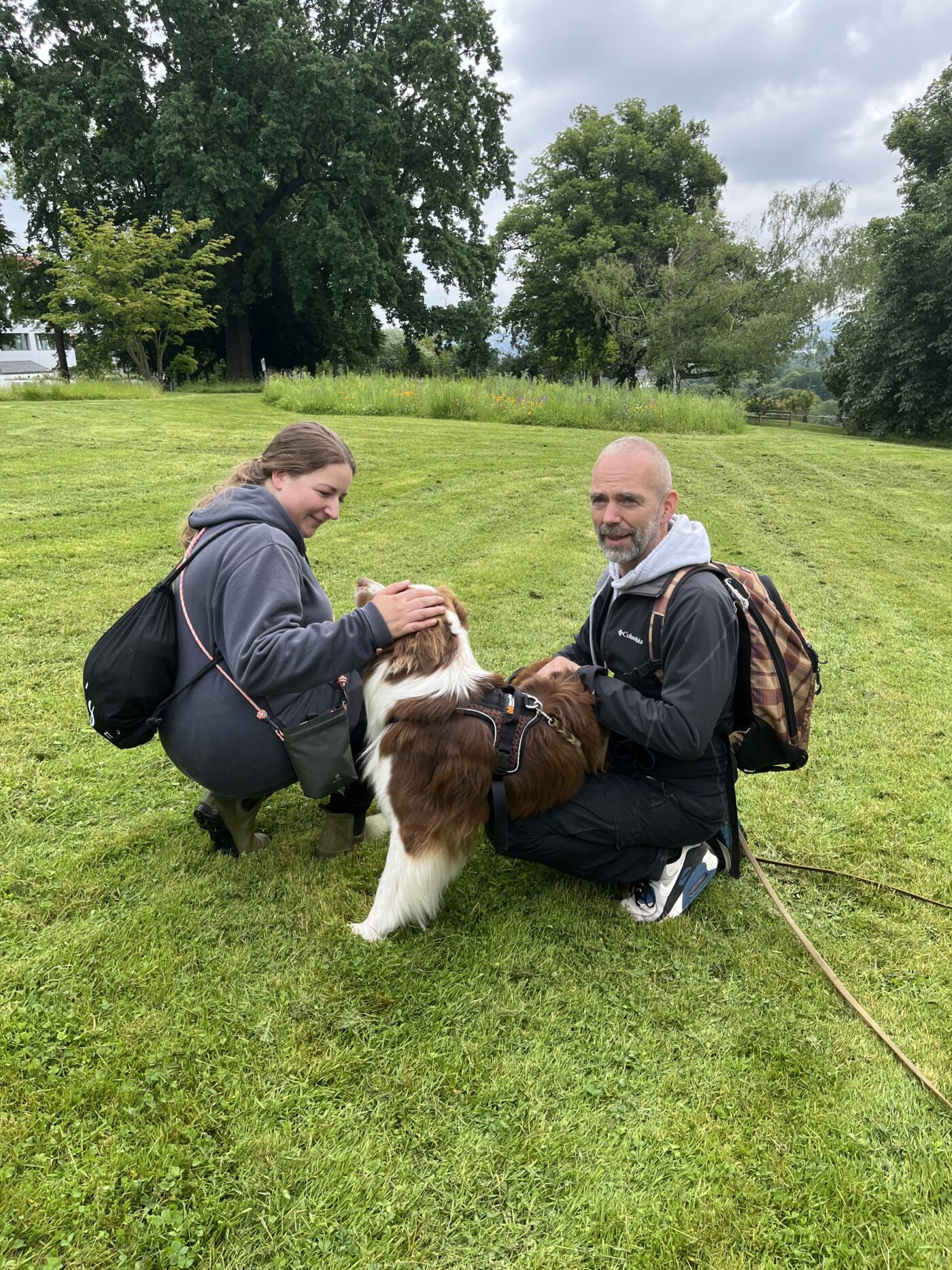 Marc Ebersbach, Hundepsychologe aus Kassel, und Angelina Link kuscheln mit Hund Mojo nach einem erfolgreichen Training an der Grimmwelt Kassel.