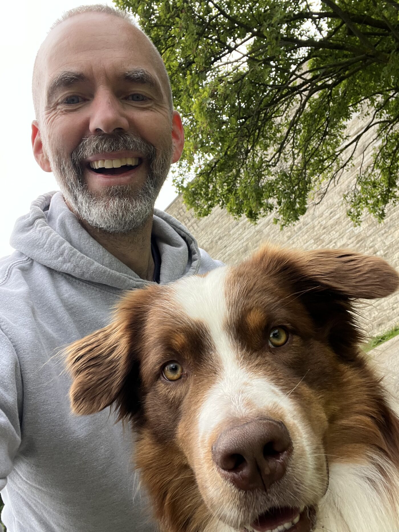 Marc Ebersbach, Hundepsychologe aus Kassel, posiert mit Hund Mojo als Selfie vor der Grimmwelt Kassel.